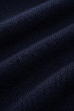Lisa Yang Cashmere Cardigan 'Louis' navy Nahaufnahme des voluminösen, mittelfeinen Strickbilds aus reinem Cashmere mit weichem Griff, Detailfoto.