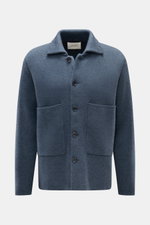 Lisa Yang Cashmere Cardigan 'Louis' graublau, frontale Ansicht, Slim Fit, reiner Cashmere, weicher Griff, schwer, mittelfeines Strickbild, Umlegekragen, Fünf-Knopf-Leiste, große Hüfttaschen, Rückenschlitz.