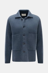 Lisa Yang Cashmere Cardigan 'Louis' graublau, frontale Ansicht, Slim Fit, reiner Cashmere, weicher Griff, schwer, mittelfeines Strickbild, Umlegekragen, Fünf-Knopf-Leiste, große Hüfttaschen, Rückenschlitz.