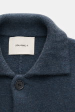 Lisa Yang Cashmere Cardigan 'Louis' graublau, Nahaufnahme von Kragen und Knopf, mittelfeines Strickbild, reiner Cashmere, Slim Fit, schwere Qualität.