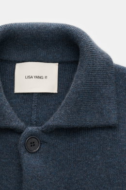 Lisa Yang Cashmere Cardigan 'Louis' graublau, Nahaufnahme von Kragen und Knopf, mittelfeines Strickbild, reiner Cashmere, Slim Fit, schwere Qualität.