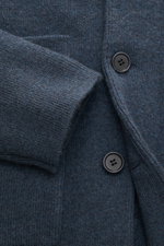Lisa Yang Cashmere Cardigan 'Louis' graublau aus schwerem, voluminösem Strick mit Fünf-Knopf-Leiste und Umlegekragen, Detailaufnahme.