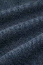Lisa Yang Cashmere Cardigan 'Louis' graublau Nahaufnahme des voluminösen, mittelfeinen Strickbilds aus schwerem, weichem Cashmere.