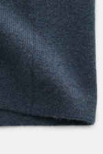 Nahaufnahme des graublauen Lisa Yang Cashmere Cardigan 'Louis' mit mittelfeinem Strickbild aus schwerer, voluminöser Qualität.