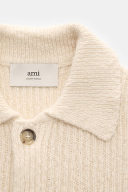 Nahaufnahme des Ami Paris Cardigan creme von oben, schwerer grober Rippstrick aus Alpaka, Wolle, Baumwolle mit Umlegekragen und Knopf.