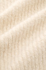 Nahaufnahme des grob gerippten Strickmaterials des Ami Paris Cardigan creme aus Wolle, Baumwolle und Alpaka für Winter.