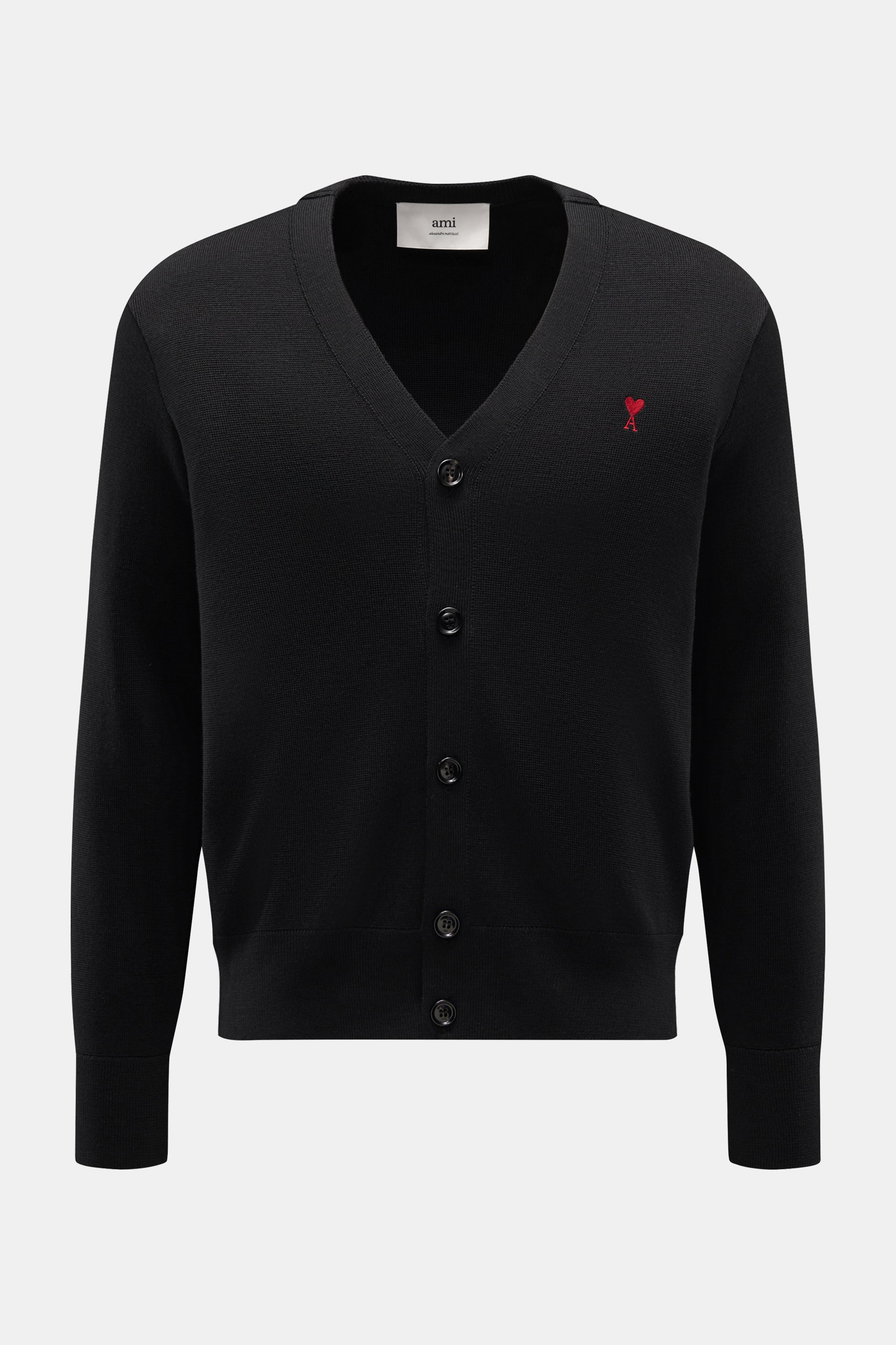 Ami Paris Merino Cardigan schwarz, frontal fotografiert, minimalistischer Merinowoll-Cardigan mit V-Ausschnitt, fünf Knöpfen, rotem 'Ami de Cœur' Monogramm, weichem Griff, feinem Strickbild, elastischen Rippstrickbündchen, Regular Fit, Unisex.