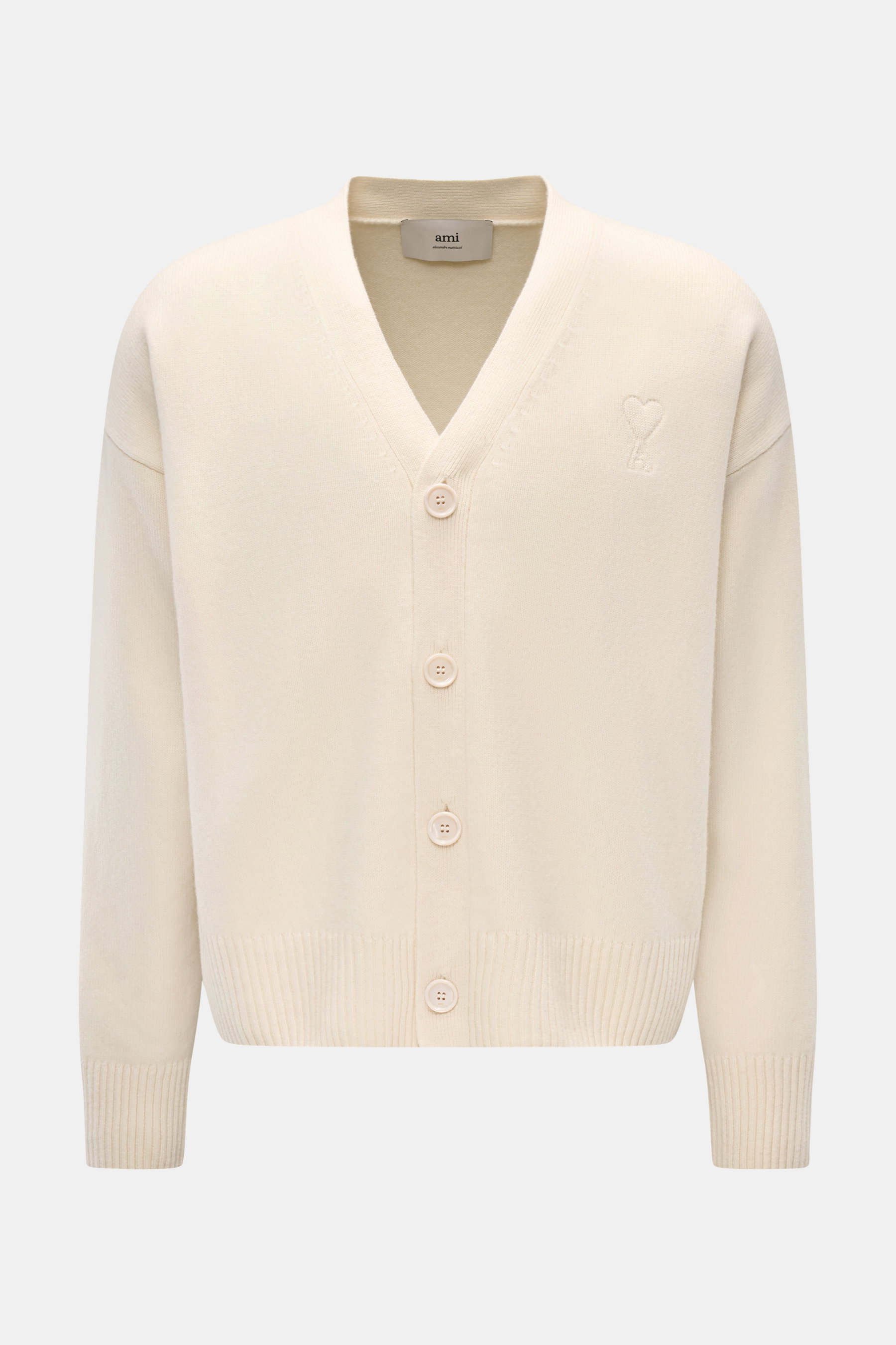 Ami Paris Cardigan creme, frontale Aufnahme, oversized Fit, V-Ausschnitt, vier Knöpfe, weicher Woll-Cashmere-Strick mit abgestepptem 'Ami'-Logo.