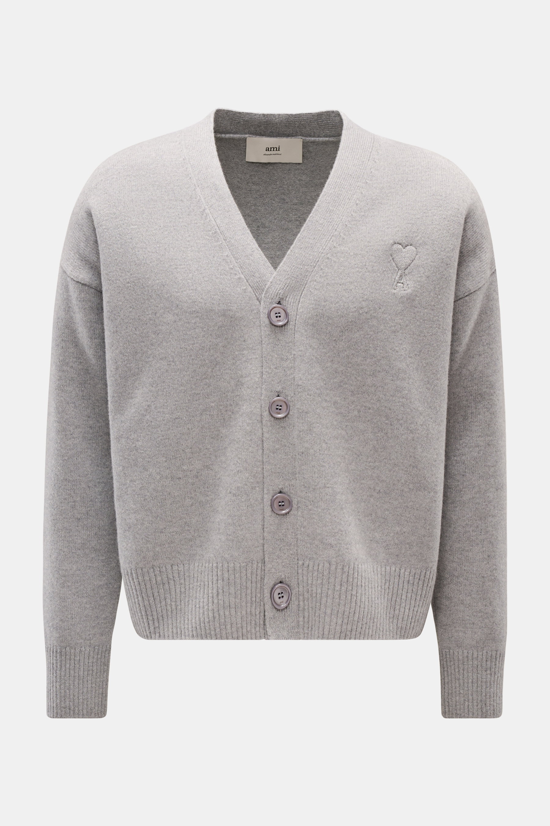 Ami Paris Cardigan grau, frontal fotografiert, oversized Fit, V-Ausschnitt, vier Knöpfe, Wolle-Cashmere, weicher Griff, abgestepptes 'Ami'-Logo.