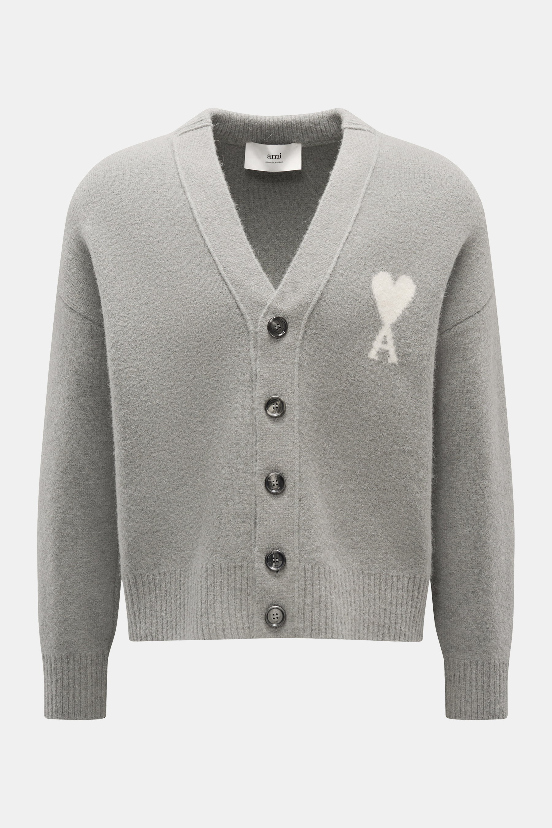 Frontal fotografierter Ami Paris Cardigan grau aus elastischem Alpaka-Woll-Mix mit V-Ausschnitt, fünf Knöpfen, oversized Fit, Rippbündchen und Herz-Logo.