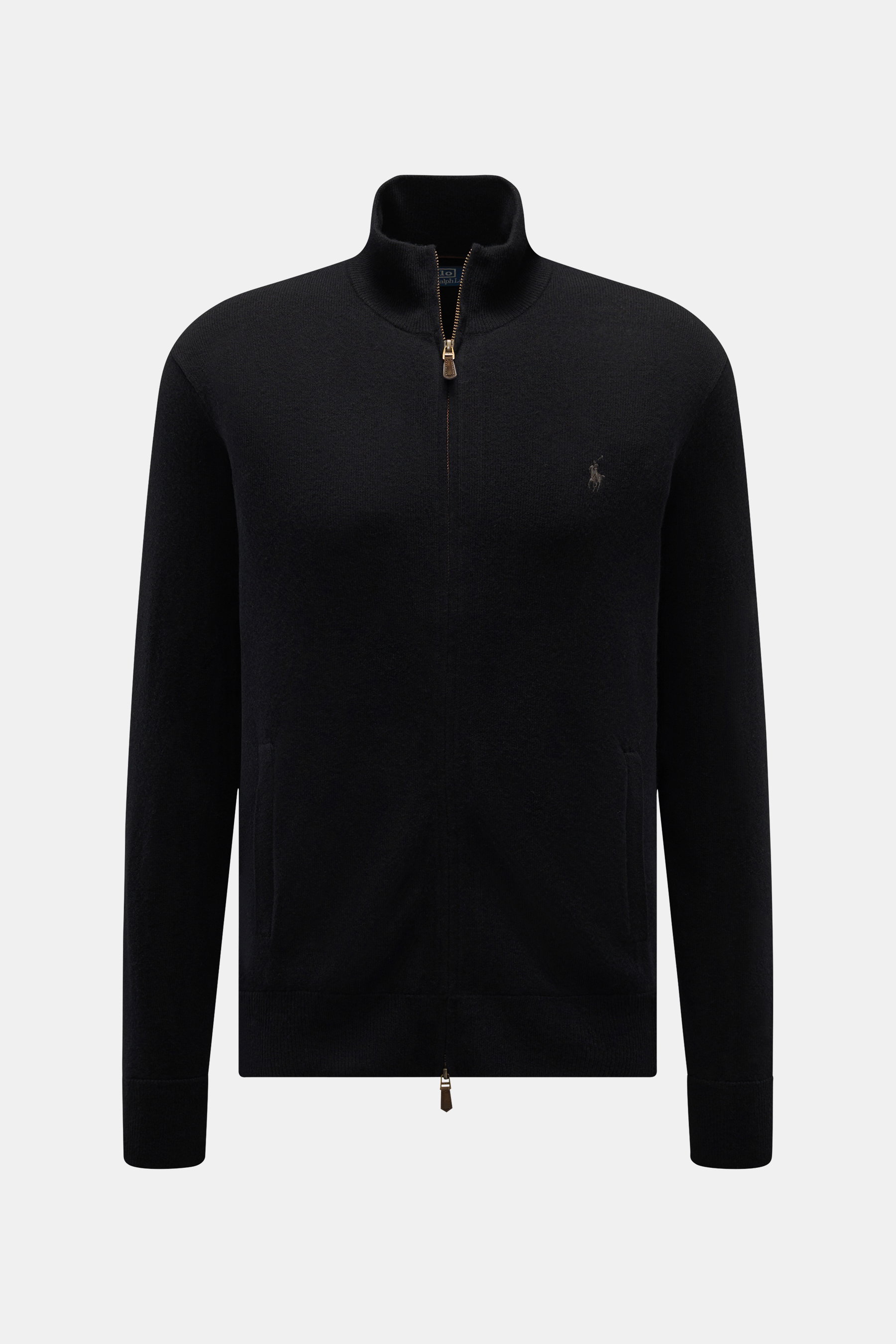 Frontale Aufnahme der Polo Ralph Lauren Strickjacke schwarz aus reiner, weicher Wolle mit Stehkragen, Zwei-Wege-Reißverschluss, Leistentaschen und Rippbündchen.