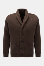 Fedeli Cashmere Cardigan 'Terminillo' braun, frontal fotografiert, Grobstrick, Schalkragen, 5 Knöpfe, Hüfttaschen, Rippbündchen, voluminös, weich.