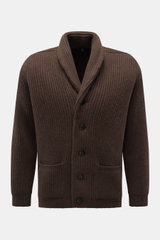 Fedeli Cashmere Cardigan 'Terminillo' braun, frontal fotografiert, Grobstrick, Schalkragen, 5 Knöpfe, Hüfttaschen, Rippbündchen, voluminös, weich.
