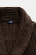 Nahaufnahme des Fedeli Cashmere Cardigan 'Terminillo' braun mit markantem Schalkragen und voluminösem, weichem Patent-Strickmuster.