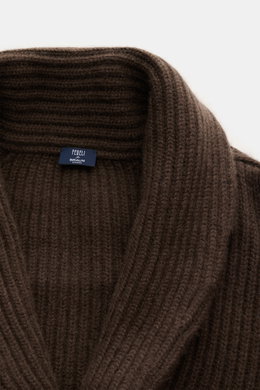 Nahaufnahme des Fedeli Cashmere Cardigan 'Terminillo' braun mit markantem Schalkragen und voluminösem, weichem Patent-Strickmuster.