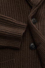Nahaufnahme von braunem Fedeli Cashmere Cardigan 'Terminillo' mit voluminösem Patent-Strick, Schalkragen, Hornknöpfen und Rippbündchen.