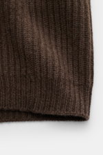 Fedeli Cashmere Cardigan 'Terminillo' braun Nahaufnahme des voluminösen Patent-Grobstricks mit weichem Griff und Rippbündchen.