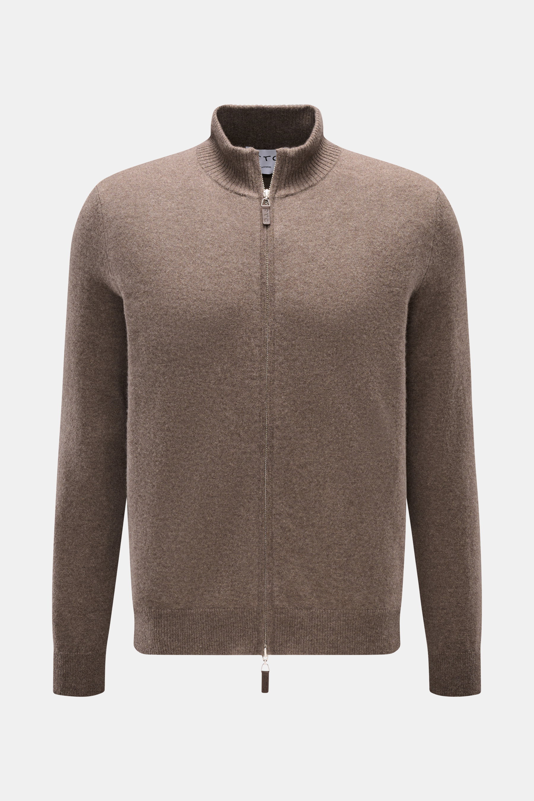 FTC Cashmere Strickjacke graubraun, Slim Fit, aus weichem Fair-Trade-Cashmere, feines Strickbild, gerippter Stehkragen, Zwei-Wege-Reißverschluss mit Leder-Logo, frontal fotografiert.