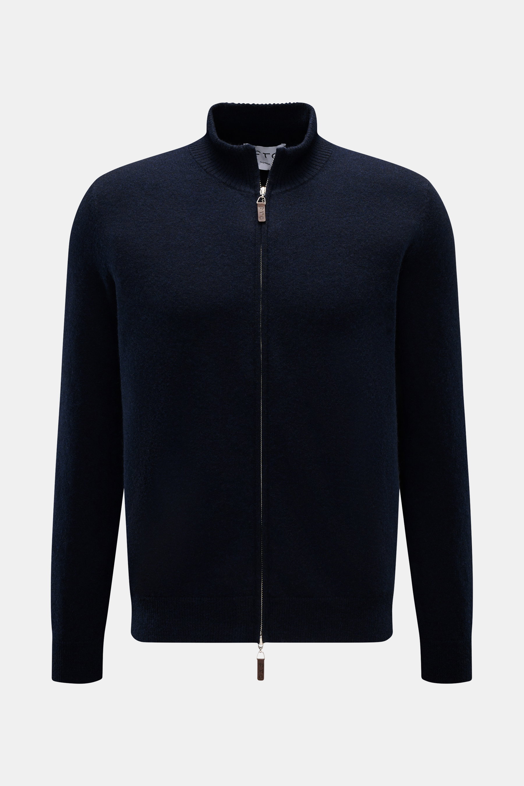 FTC Cashmere Strickjacke navy, Frontansicht, Slim Fit, Fair-Trade-Cashmere, OEKO-TEX® zertifiziert, fein gestrickt, Stehkragen, Zwei-Wege-Reißverschluss mit Leder-Logo.
