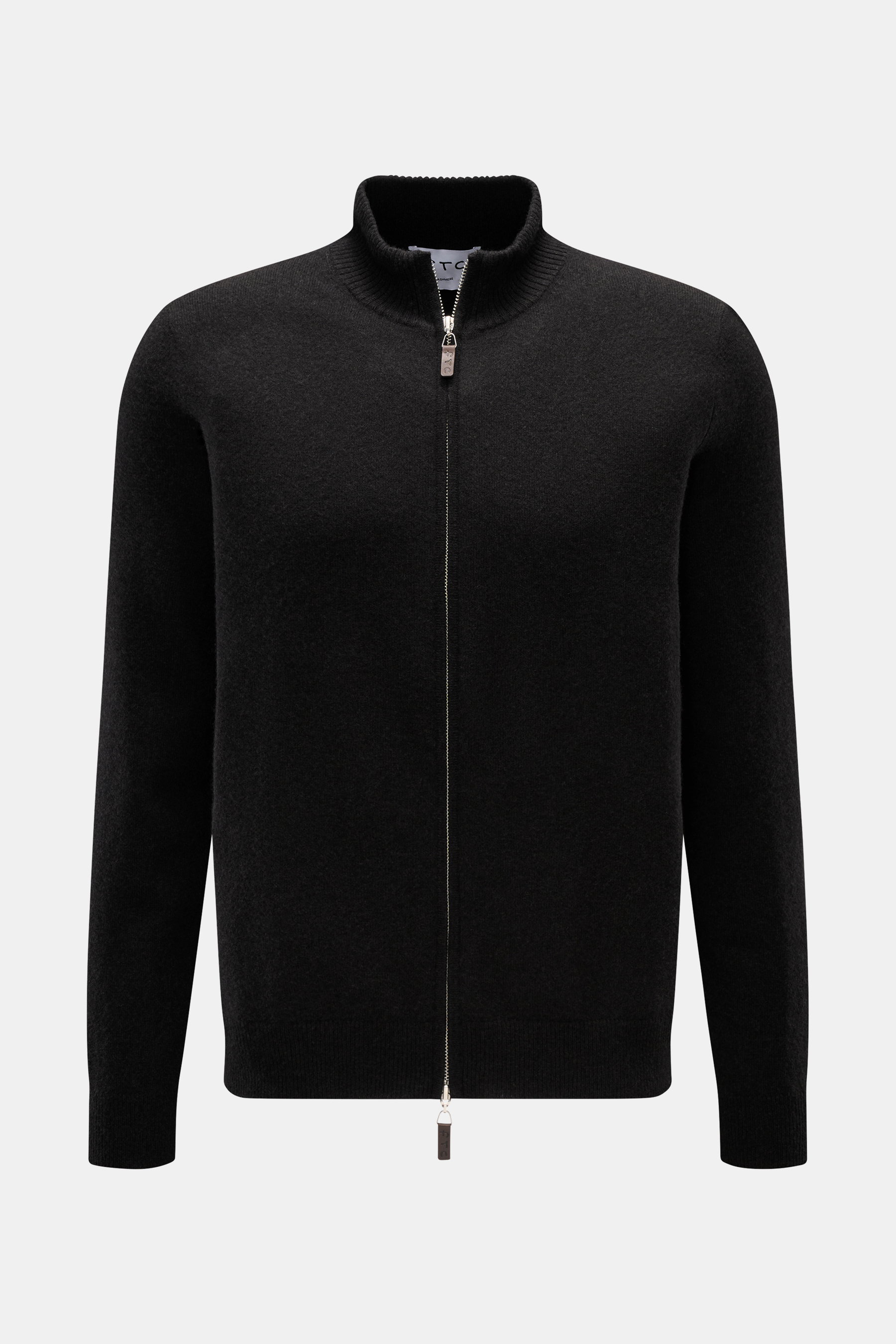 Frontansicht der FTC Cashmere Strickjacke dunkelbraun mit geripptem Stehkragen, verdecktem Zwei-Wege-Reißverschluss und weichem Fair-Trade-Cashmere.