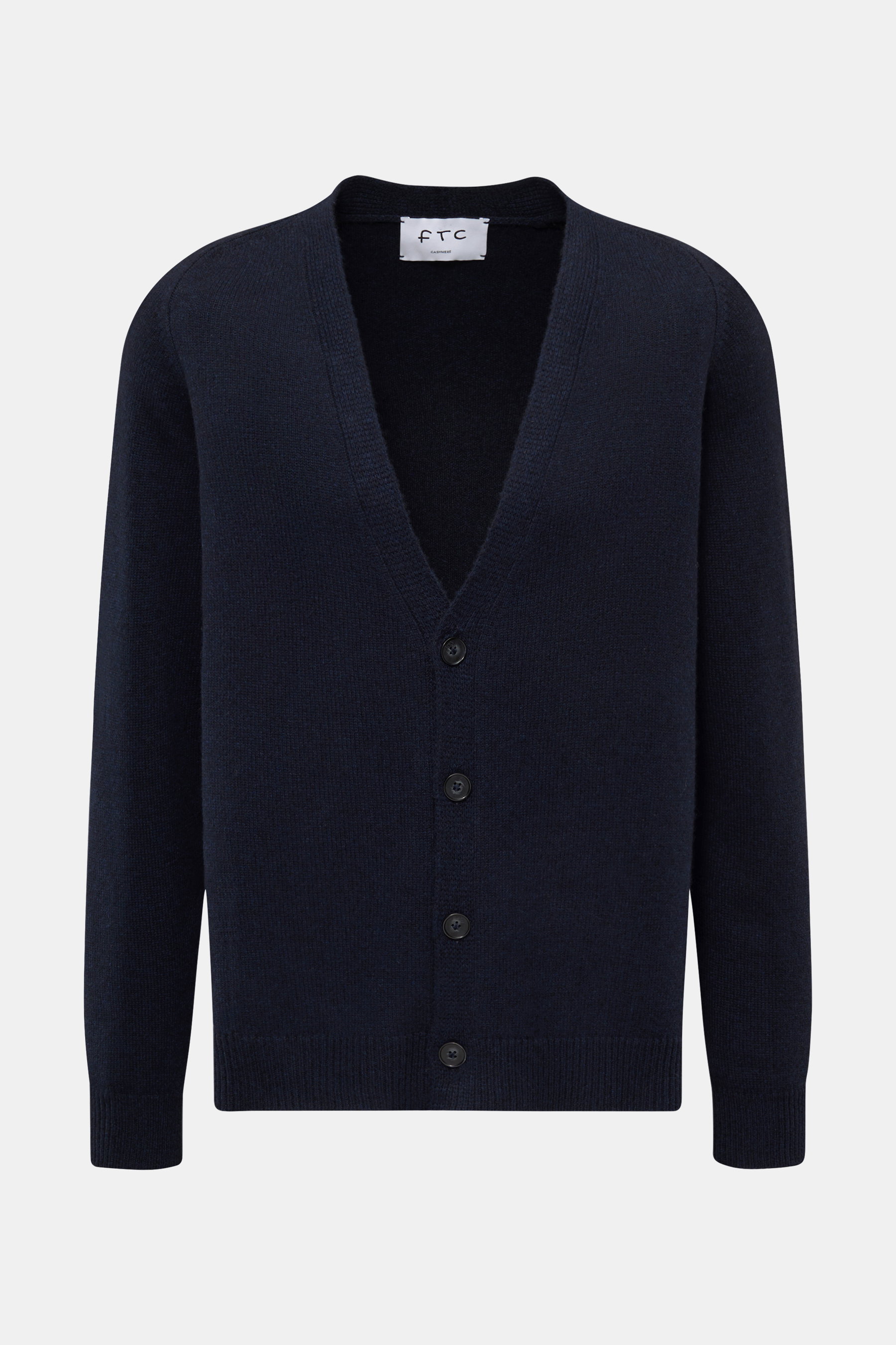 FTC Cashmere Cardigan navy in Frontansicht, softes Fair-Trade-Cashmere, V-Ausschnitt, Vier-Knopf-Leiste, Halbraglan-Ärmel, Regular Fit.