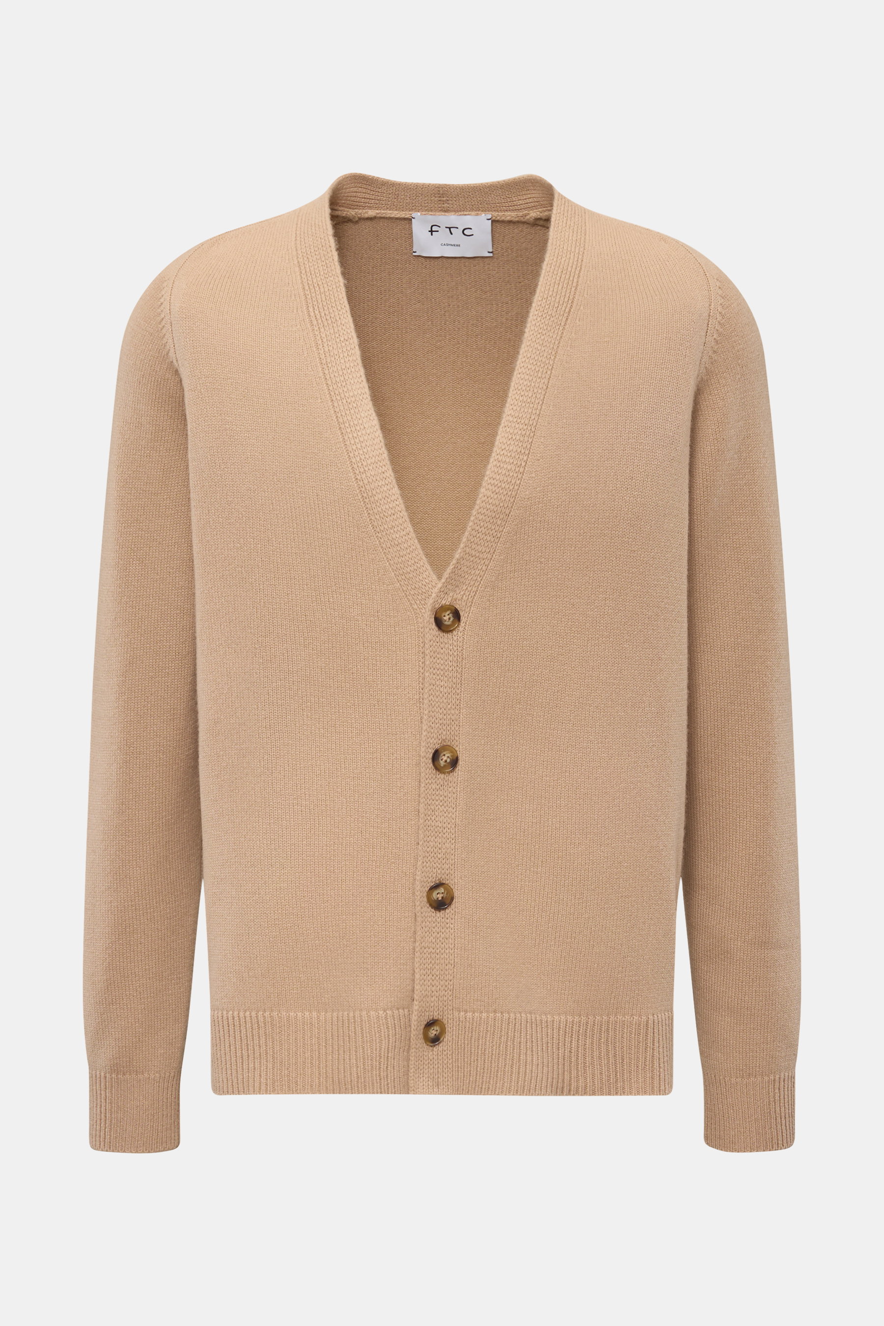 FTC Cashmere Cardigan beige, frontal fotografiert, aus reinem Fair-Trade-Cashmere, soft, mittelfeines Strickbild, V-Ausschnitt, vier Knöpfe, Rippbündchen.