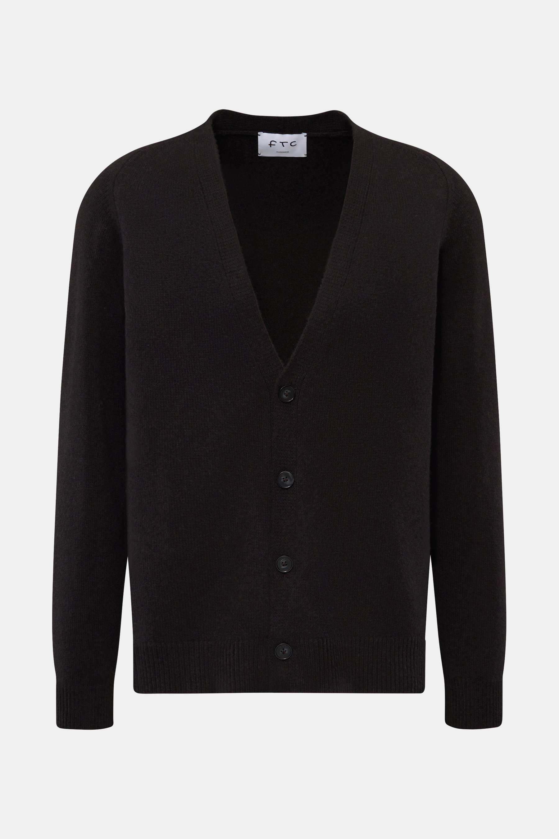 FTC Cashmere Cardigan dunkelbraun, frontal fotografiert, aus weichem Fair-Trade-Cashmere, Regular Fit, V-Ausschnitt, Vier-Knopf-Leiste, Rippbündchen.