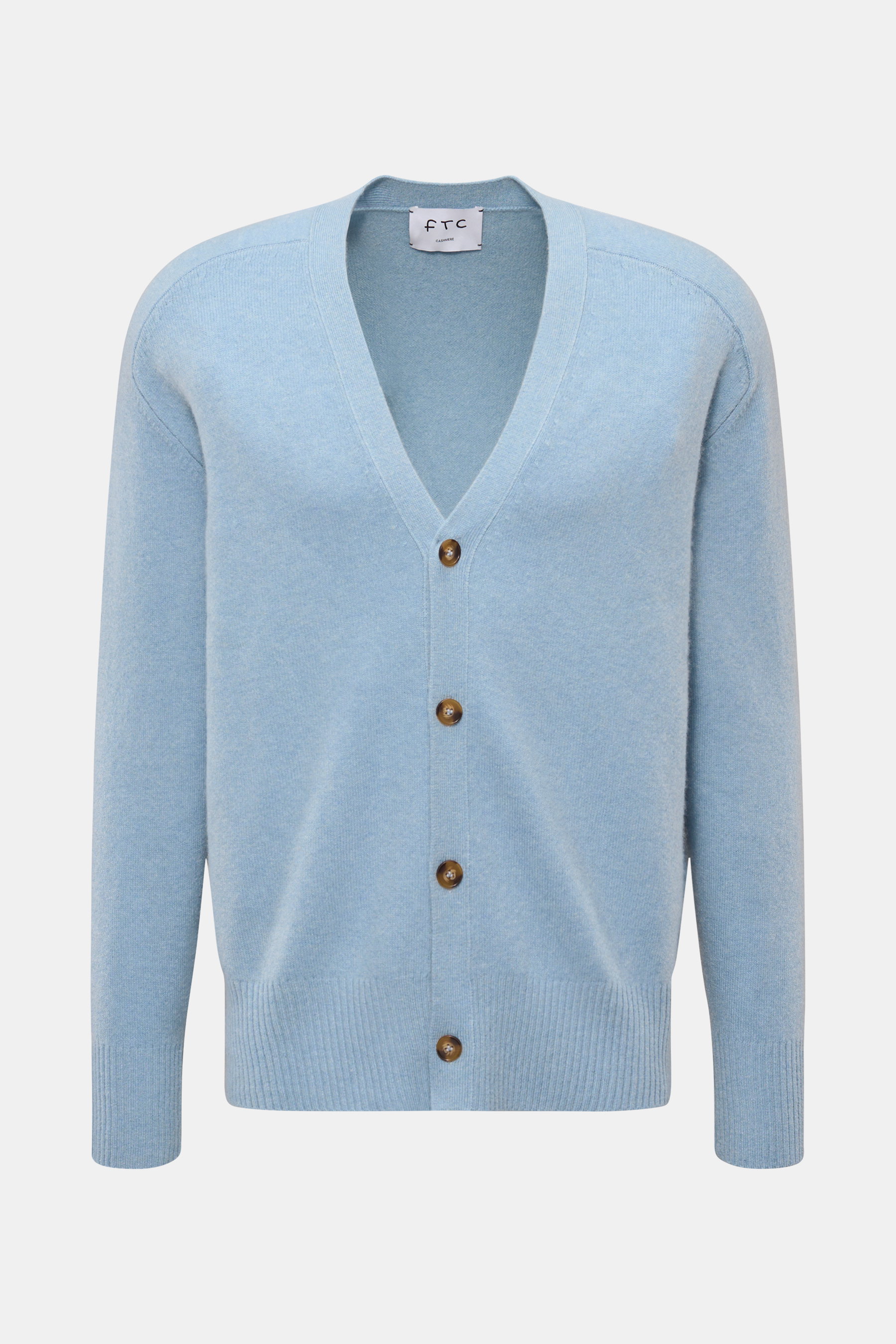 FTC Cashmere Cardigan hellblau, von vorne fotografiert, softes Fair-Trade-Cashmere mit V-Ausschnitt, Vier-Knopf-Leiste, Halbraglan-Ärmeln, Regular Fit, mittelfeinem Strickbild und Rippbündchen.
