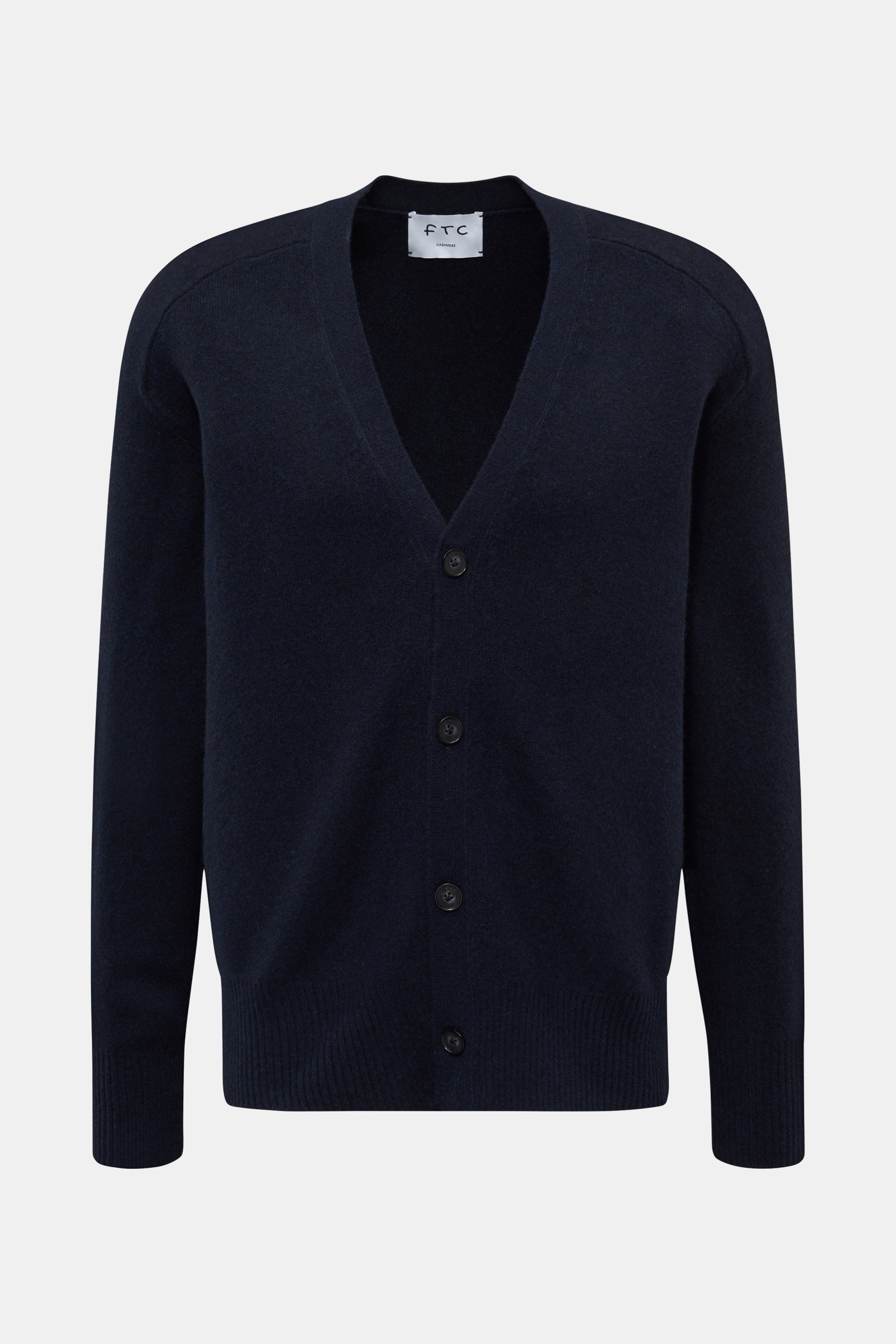 FTC Cashmere Cardigan navy, frontal fotografiert, aus softem Fair-Trade-Cashmere mit V-Ausschnitt, Vier-Knopf-Leiste, Halbraglan-Ärmeln, Rippbündchen, Regular Fit.