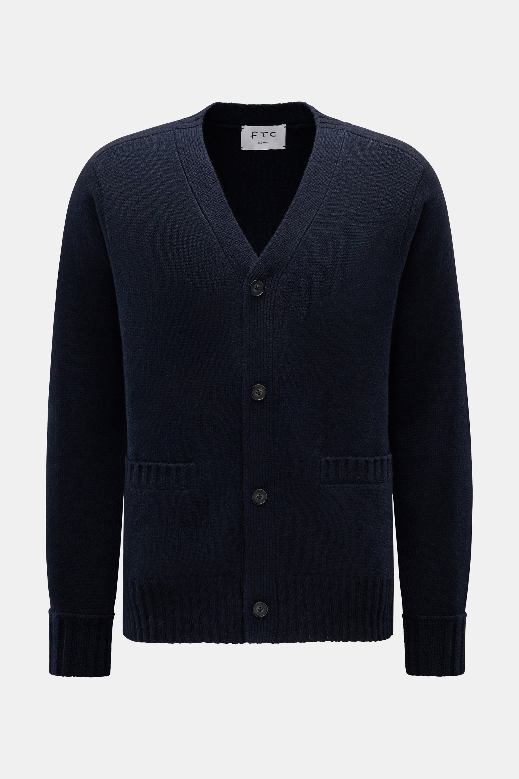 FTC Cashmere Cardigan navy, frontale Nahaufnahme, Slim Fit, V-Ausschnitt, vier Knöpfe, Leistentaschen, Fair-Trade-Cashmere, weicher Strick, halbraglan Ärmel.
