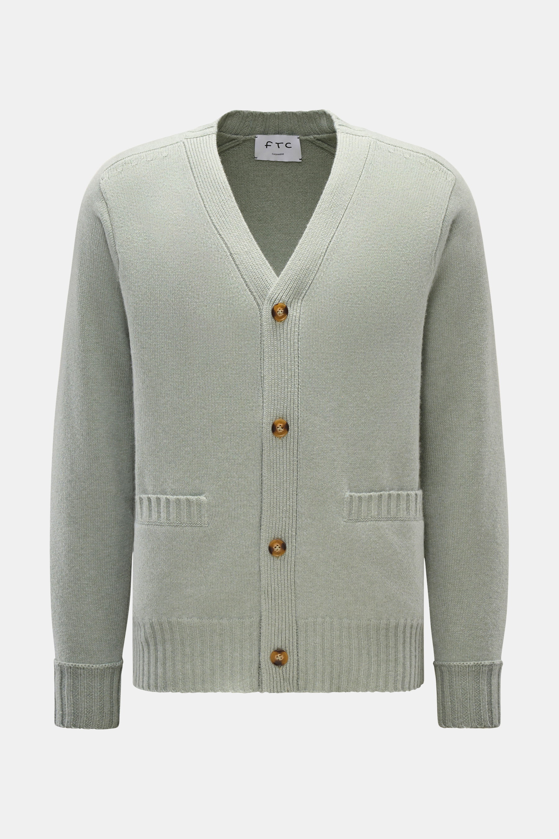 FTC Cashmere Cardigan graugrün, von vorne fotografiert, Slim Fit mit V-Ausschnitt, Vier-Knopf-Leiste, Halbraglan-Ärmeln, Leistentaschen, Rippbündchen, reiner Fair-Trade-Cashmere, sehr weich, mittelfeines Strickbild.