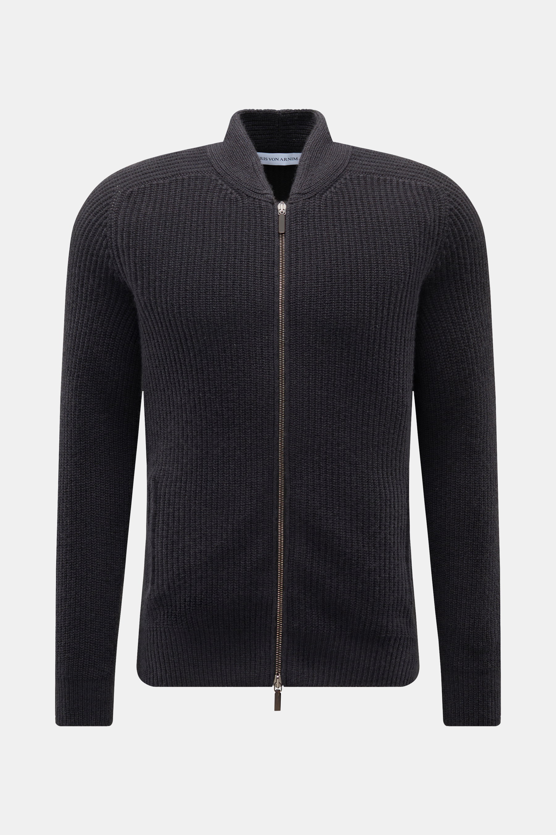 Iris von Arnim Uomo Cashmere Strickjacke 'Curt' dunkelgrau, frontal fotografiert, grober Rippstrick, Slim Fit, Stehkragen, Zwei-Wege-Reißverschluss, Fronttaschen, reine Cashmerequalität.