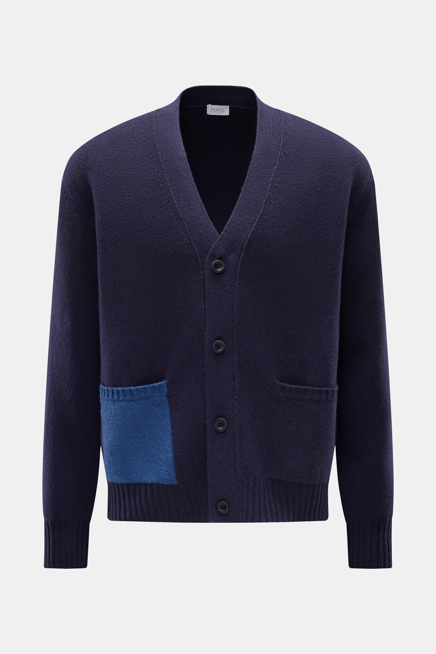 Frontansicht des 04651/ A trip in a bag Cardigan navy mit Oversized Fit, Woll-Cashmere-Mix, Vier-Knopf-Leiste, weichem Griff und farblich abgesetzter Tasche.