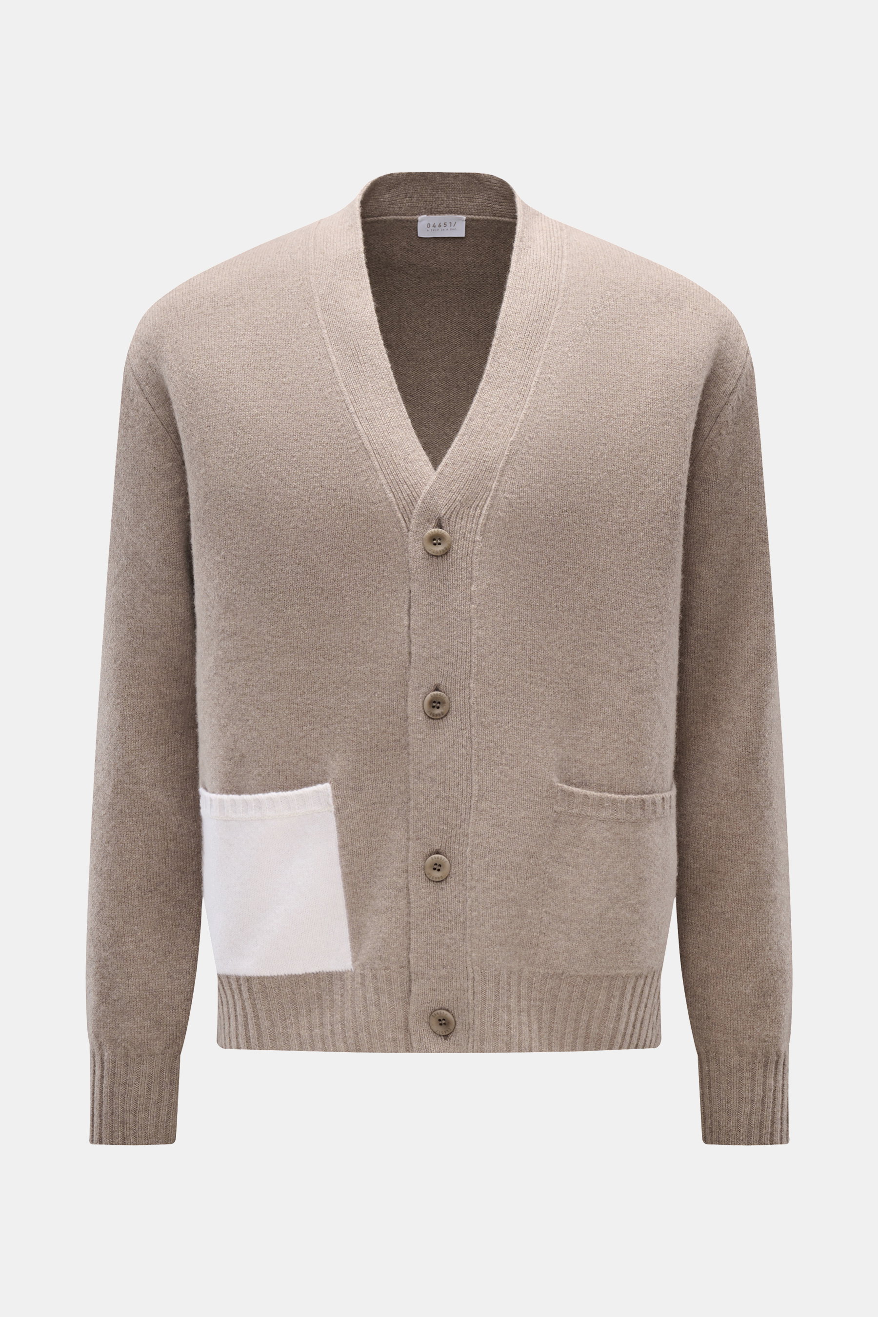 Frontansicht des 04651/ A trip in a bag Cardigan taupe meliert aus Wolle und Cashmere mit weichem Griff, oversized Fit, Vier-Knopf-Leiste, farblich abgesetzter Tasche und Rippbündchen.