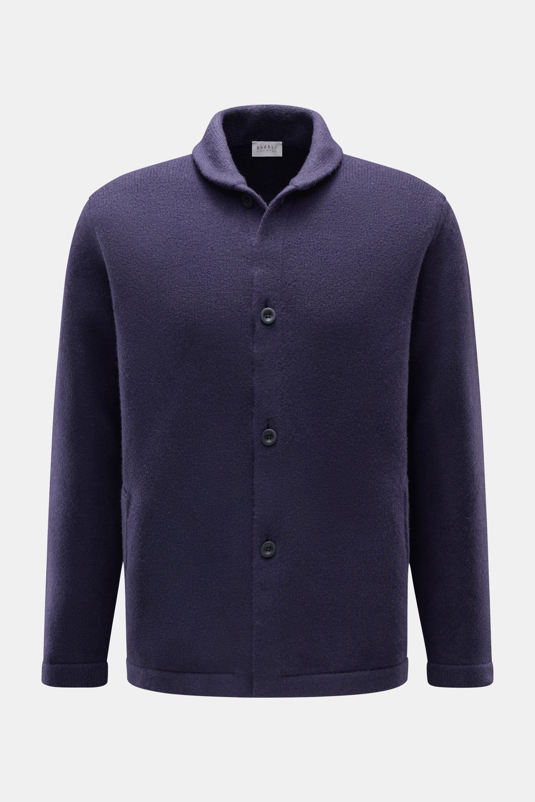 Frontale Nahaufnahme des 04651/ A trip in a bag Cardigan 'Knit Overjacket' navy mit Schalkragen, glatter Knopfleiste und Fronttaschen aus Wolle und Cashmere.