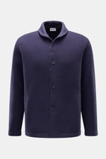 Frontale Nahaufnahme des 04651/ A trip in a bag Cardigan 'Knit Overjacket' navy mit Schalkragen, glatter Knopfleiste und Fronttaschen aus Wolle und Cashmere.