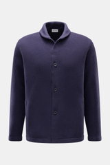 Frontale Nahaufnahme des 04651/ A trip in a bag Cardigan 'Knit Overjacket' navy mit Schalkragen, glatter Knopfleiste und Fronttaschen aus Wolle und Cashmere.