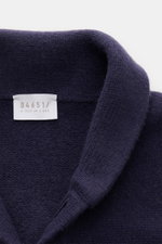 Nahaufnahme aus schräger Perspektive des navyfarbenen 04651/ A trip in a bag Cardigan 'Knit Overjacket' mit Schalkragen, weichem Wolle-Cashmere-Mix und mittelfeinem Strick.