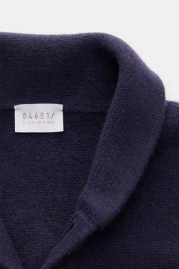 Nahaufnahme aus schräger Perspektive des navyfarbenen 04651/ A trip in a bag Cardigan 'Knit Overjacket' mit Schalkragen, weichem Wolle-Cashmere-Mix und mittelfeinem Strick.