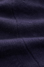 Nahaufnahme des mittelfeinen Strickbilds des 04651/ A trip in a bag Cardigan 'Knit Overjacket' navy aus Wolle und Cashmere mit weichem Griff.