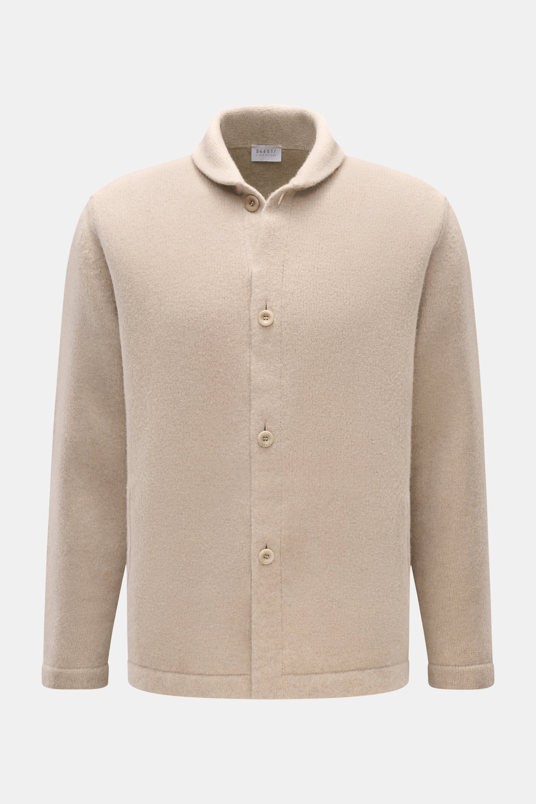 Frontansicht des 04651/ A trip in a bag Cardigan 'Knit Overjacket' beige meliert, mittelfeiner Strick, Schalkragen, glatte Knopfleiste, Fronttaschen, Regular Fit, Wolle-Cashmere-Mix.