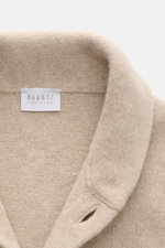 Nahaufnahme von Schalkragen und Label des 04651/ A trip in a bag Cardigan 'Knit Overjacket' beige meliert aus weichem Woll-Cashmere mit mittelfeinem Strick.