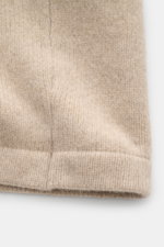 Detailansicht des 04651/ A trip in a bag Cardigan 'Knit Overjacket' beige meliert aus mittelfeinem, weichem Woll-Cashmere-Strick mit Bündchen, fotografiert von vorne unten.