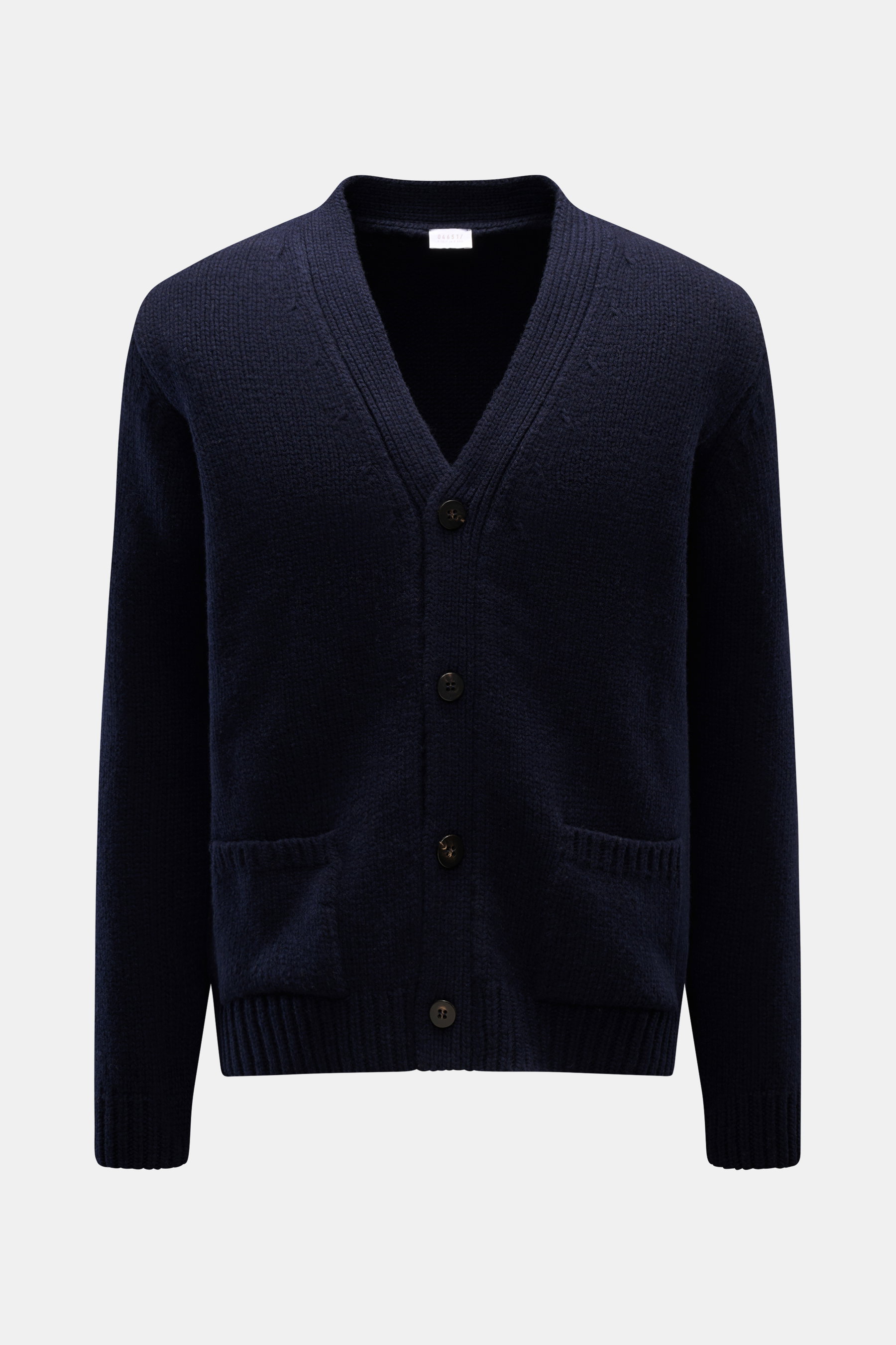 04651/ A trip in a bag Cardigan 'Bold' navy, grob gestrickt, Oversized Fit, reine Wolle, weicher Griff, V-Ausschnitt, Vier-Knopf-Leiste, Fronttaschen, frontal fotografiert.