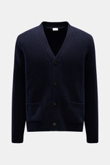 04651/ A trip in a bag Cardigan 'Bold' navy, grob gestrickt, Oversized Fit, reine Wolle, weicher Griff, V-Ausschnitt, Vier-Knopf-Leiste, Fronttaschen, frontal fotografiert.