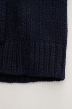 Dunkelblauer grob gestrickter Saum des 04651/ A trip in a bag Cardigan 'Bold' navy aus reiner Wolle, im Detail und nah fotografiert.