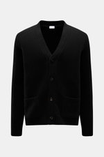 04651/ A trip in a bag Cardigan 'Bold' schwarz, frontale Ansicht, grobes Strickbild, reine Wolle, Oversized Fit, Vier-Knopf-Leiste, aufgesetzte Fronttaschen.