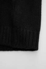 Schwarzer 04651/ A trip in a bag Cardigan 'Bold' aus reiner Lammwolle, Oversized Fit, grobes Strickbild, weicher Griff, Vier-Knopf-Leiste, Detailaufnahme.