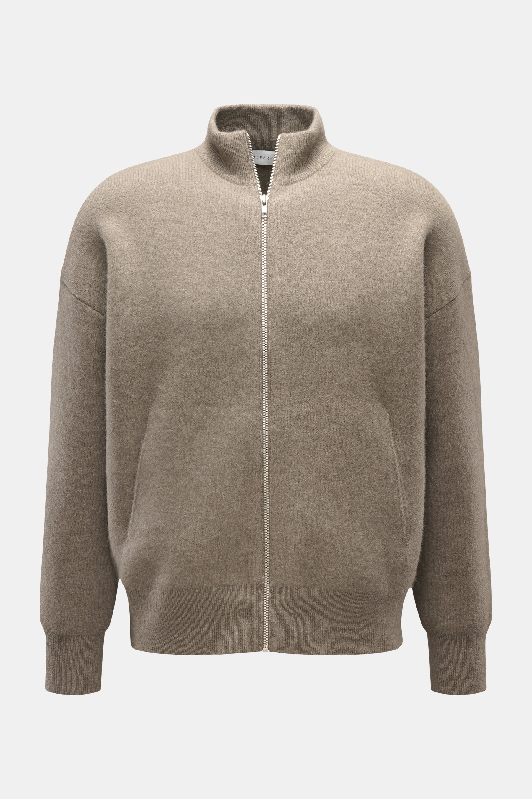 Kiefermann Strickjacke 'Fabions' beige meliert, frontal fotografiert, oversize, mit Reißverschluss, schrägen Taschen, Rippbündchen, warmes Alpaka-Merinomaterial.