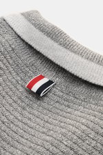 Nahaufnahme des Thom Browne Cardigan hellgrau meliert von hinten oben, zeigt das markante Strickmuster, Ripsband in Tricolore am Kragen und Weblabel.